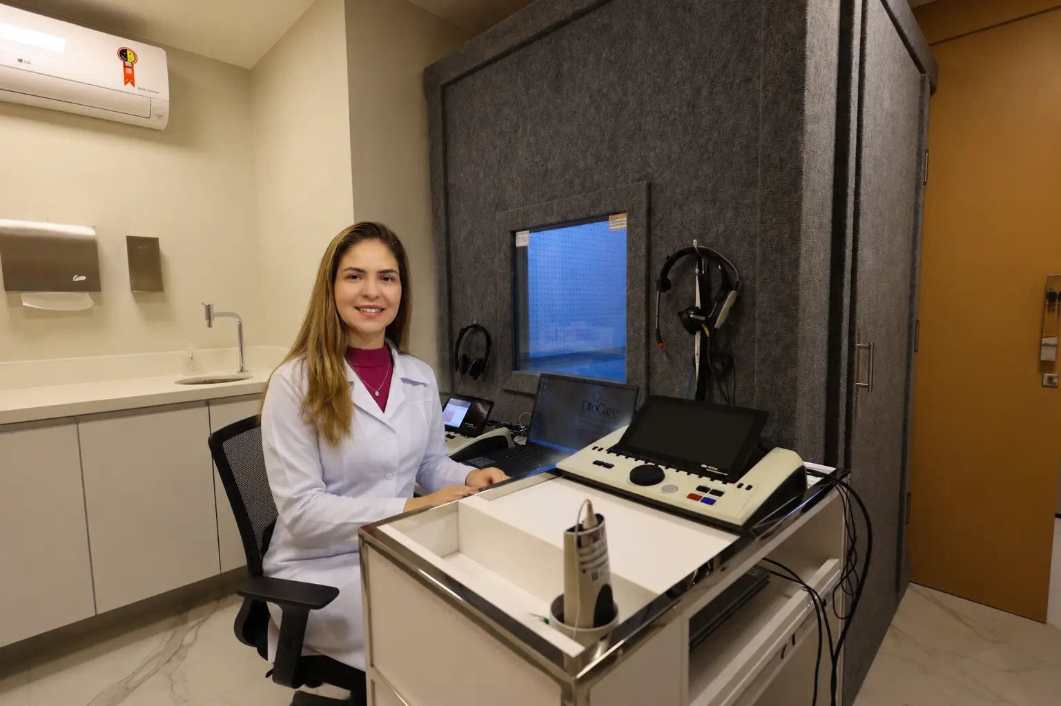 Alexandra Branco, fonoaudióloga especialista em Audiologia na Clínica OtoCare em Brasília