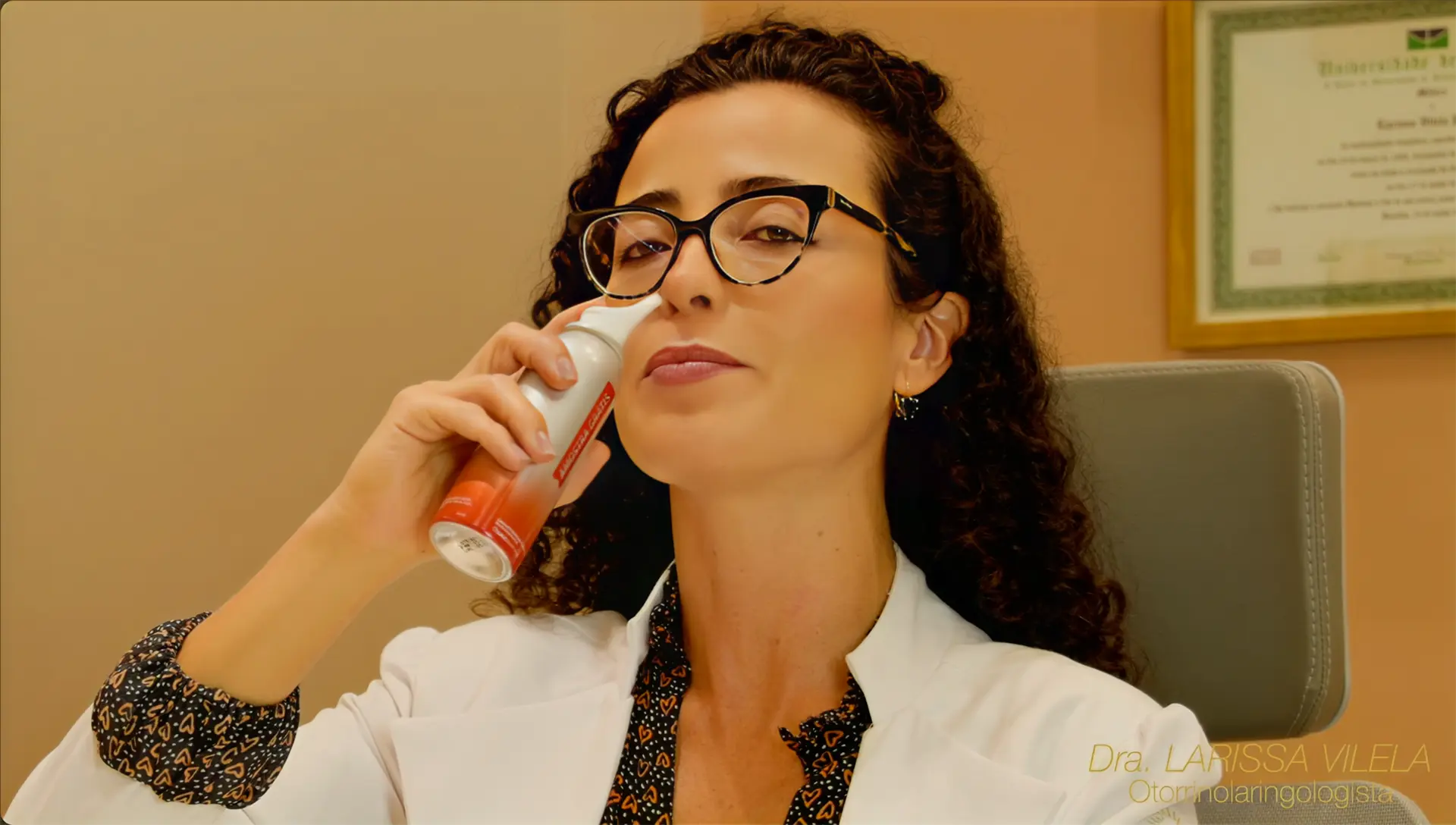 Dra. Larissa Vilela demonstra lavagem nasal com spray de jato contínuo