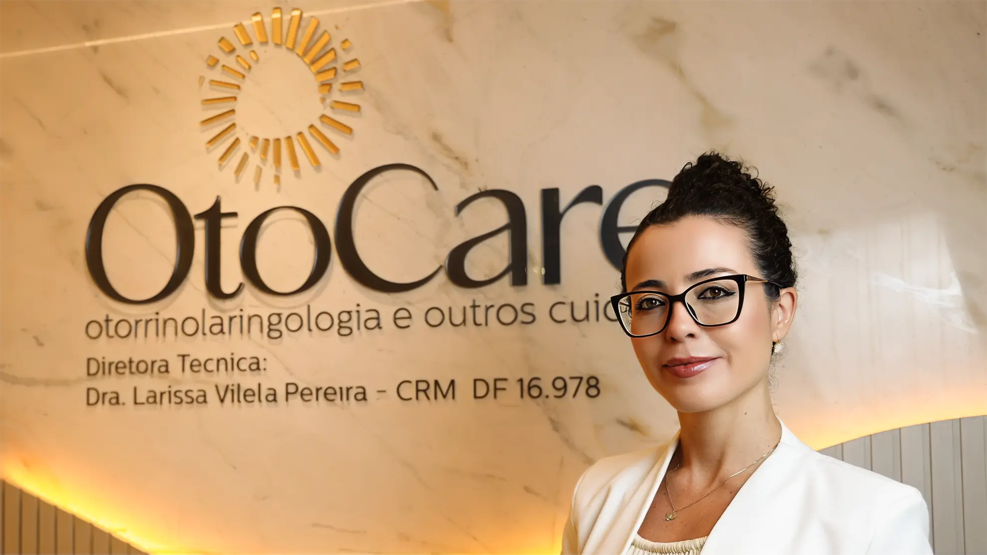 Dra. Larissa Vilela em consulta de otorrino na Clínica OtoCare em Brasília