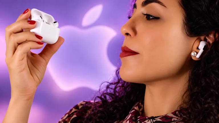 Médica otorrino ao lado de um AirPods Pro e da tela do teste de audição do iPhone, ilustrando o recurso de aparelho auditivo dos AirPods