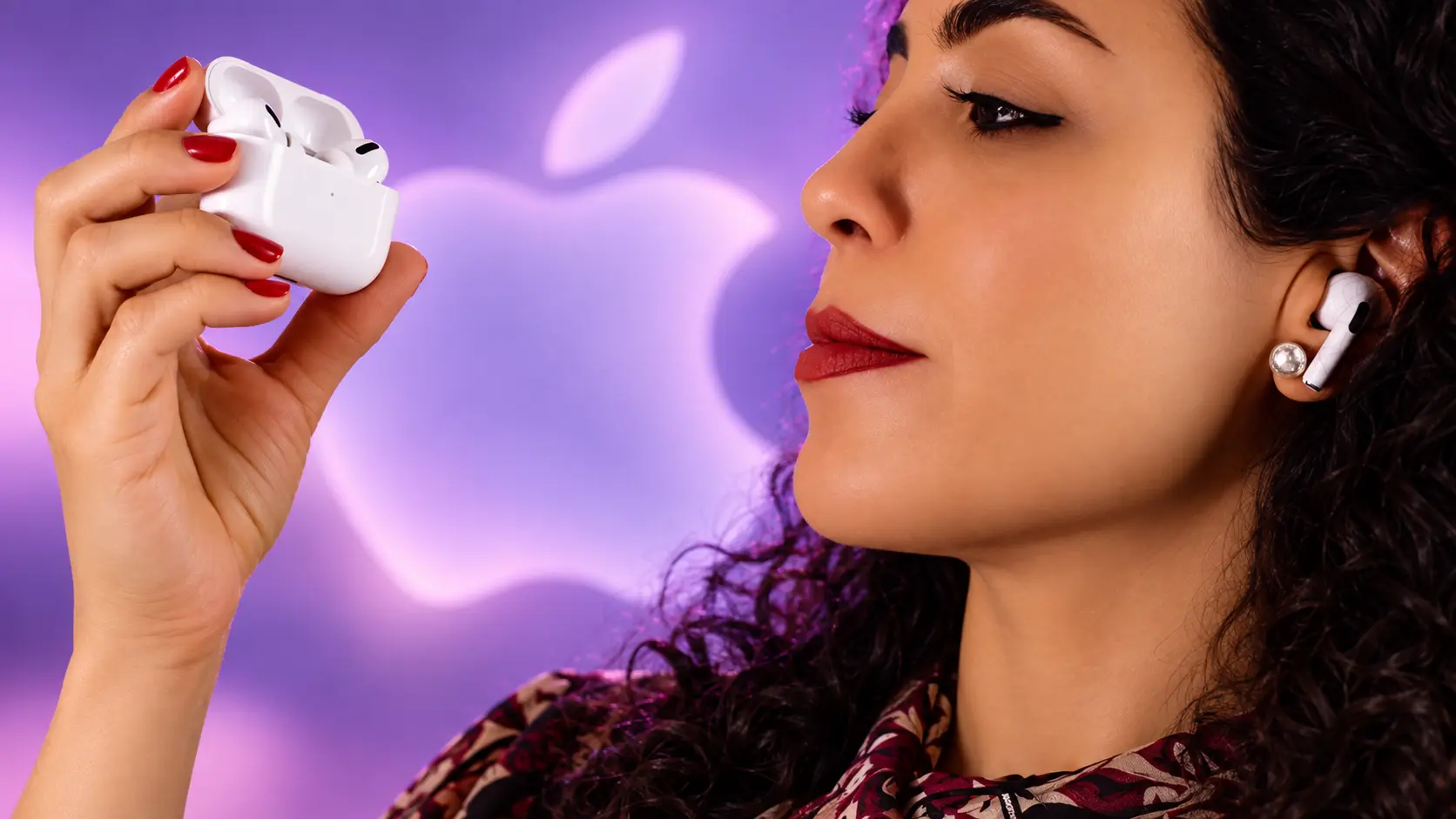 Médica otorrino ao lado de um AirPods Pro e da tela do teste de audição do iPhone, ilustrando o recurso de aparelho auditivo dos AirPods