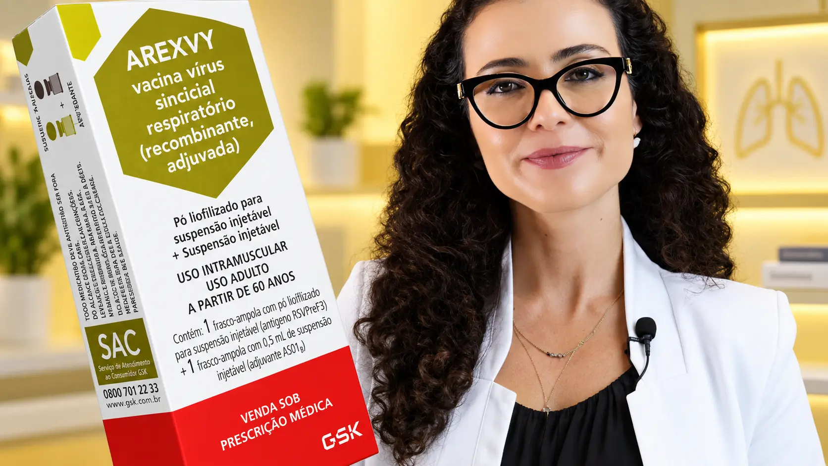 Dra. Larissa Vilela ao lado de uma embalagem ilustrativa da vacina Arexvy contra o vírus sincicial respiratório