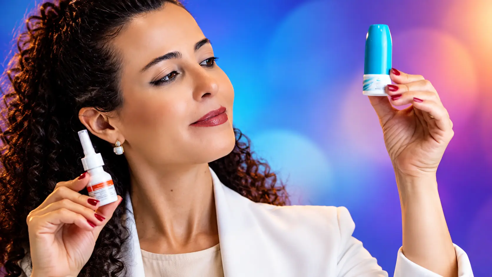 Médica otorrinolaringologista Larissa Vilela segura dois frascos de spray nasal de corticoide, um em cada mão