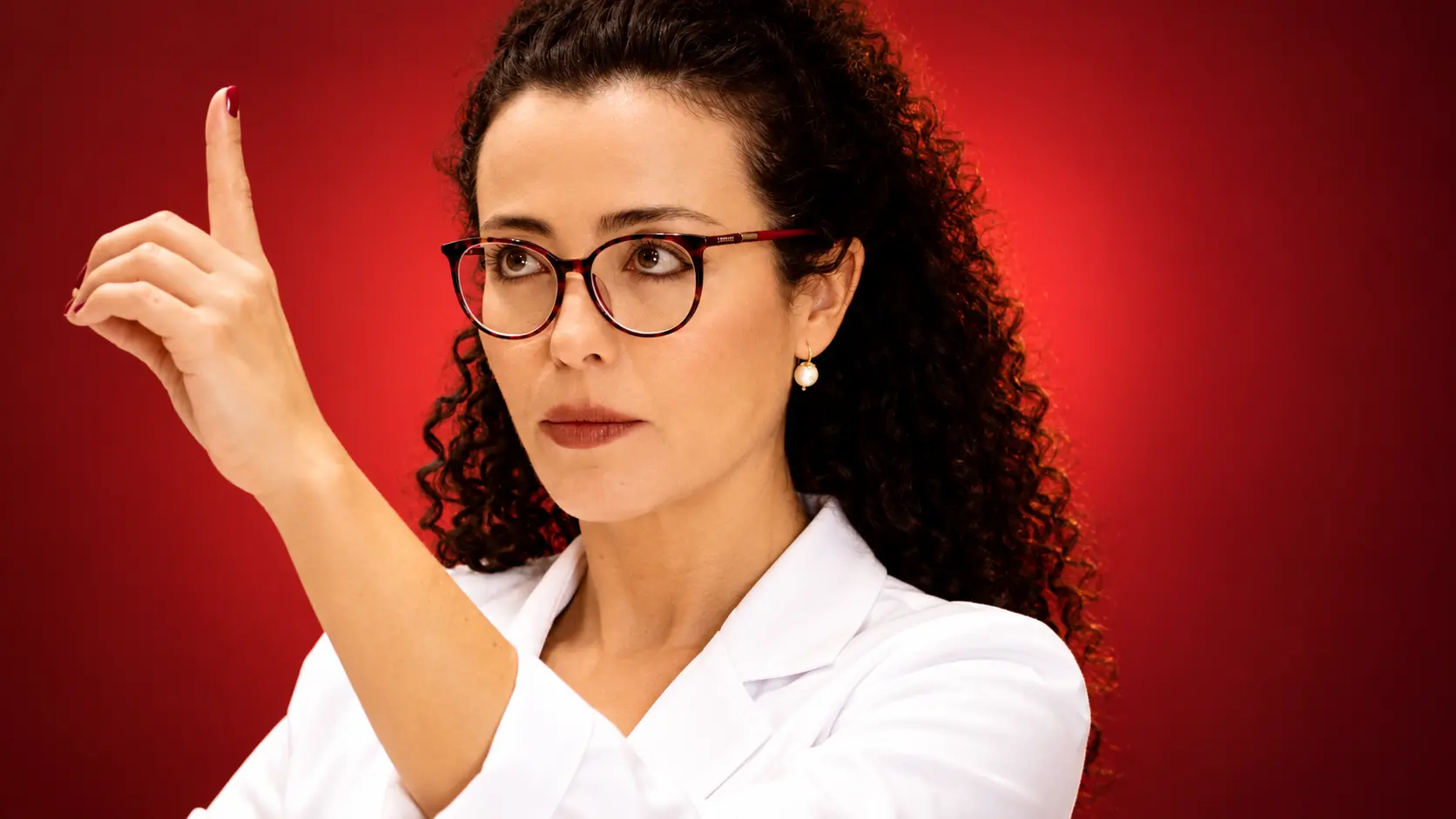Dra. Larissa Vilela demonstrando exercício avançado para o labirinto com a cabeça e o dedo indicador em sentidos opostos