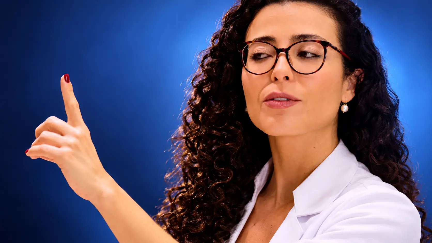 Dra. Larissa Vilela, médica otorrinolaringologista, demonstrando exercício de fixação do olhar com o dedo indicador para o labirinto e reabilitação vestibular