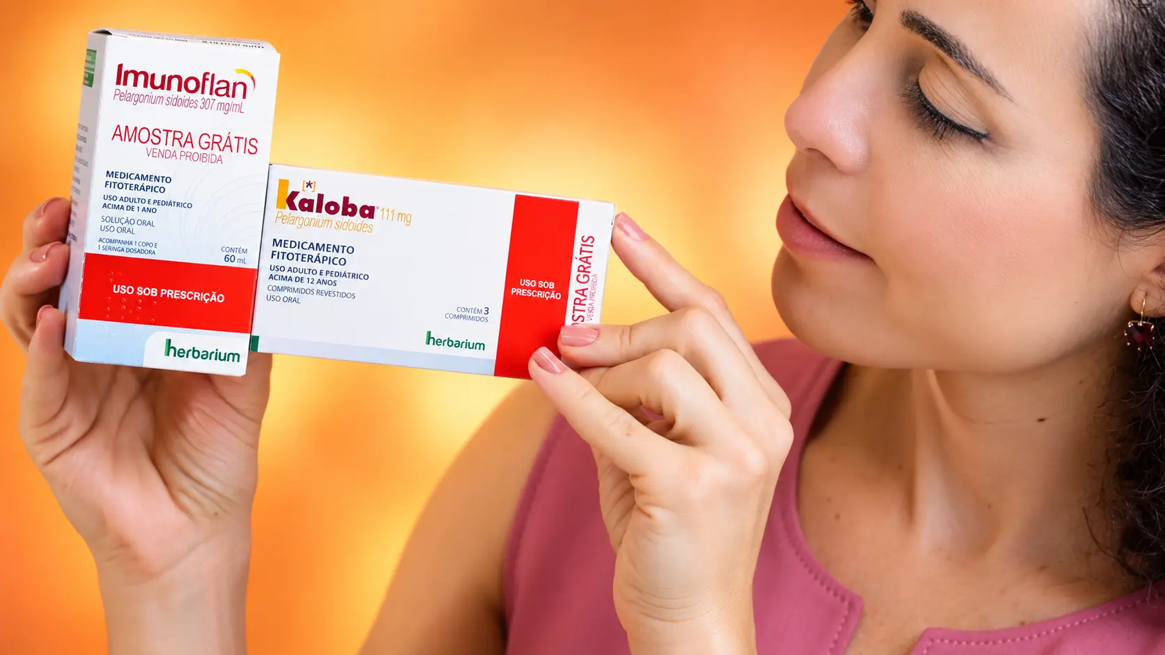 Mulher segura as caixas de Imunoflan® e Kaloba®, medicamentos fitoterápicos de Pelargonium sidoides
