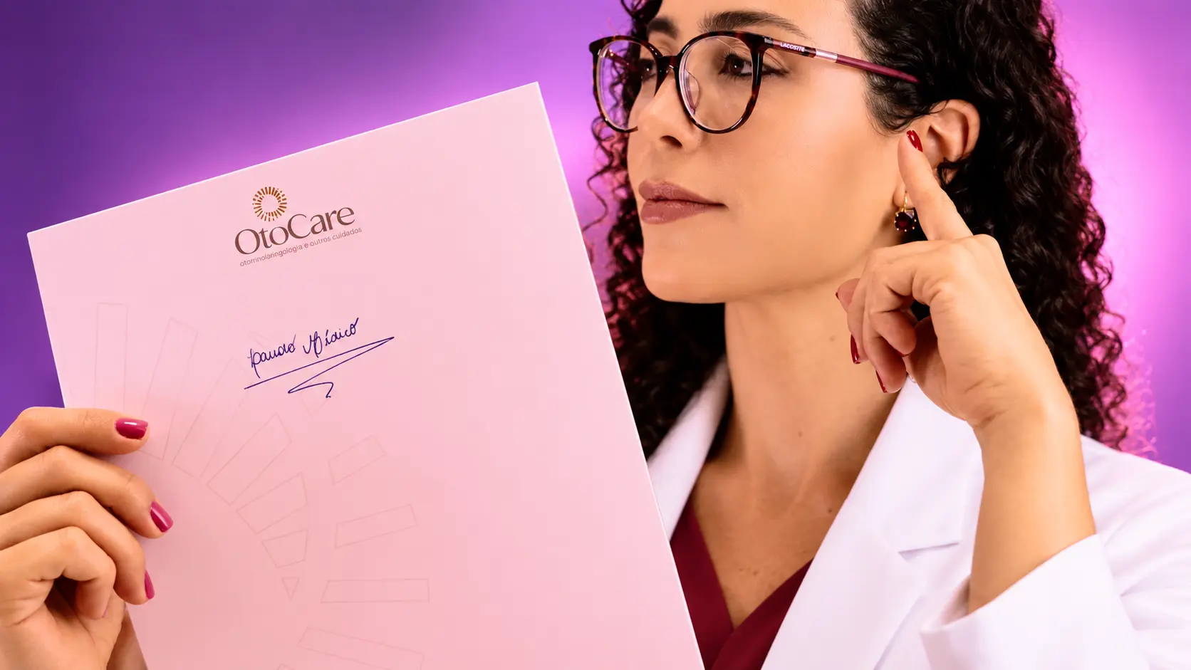 Médica otorrino ao lado de um laudo de perda auditiva com audiograma, ilustrando o laudo de surdez