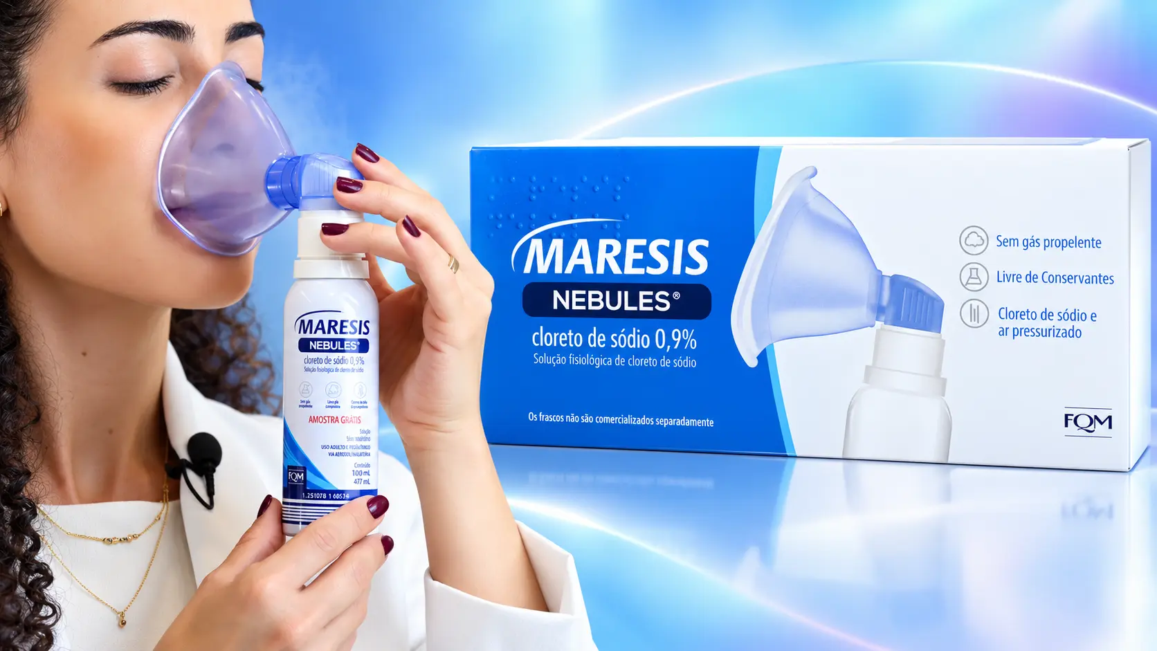 Médica otorrinolaringologista Larissa Vilela usa o Maresis Nebules® com a máscara sobre o nariz e a boca, ao lado da caixa do produto