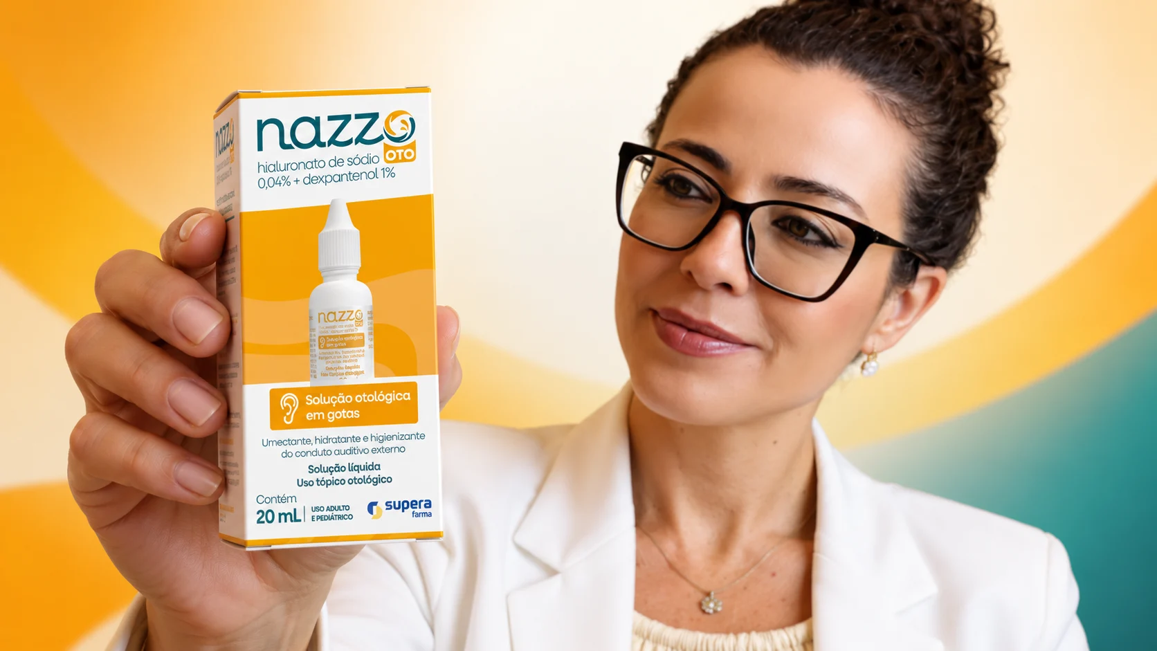 Dra. Larissa Vilela segura a caixa do Nazzo Oto, solução otológica em gotas com hialuronato de sódio e dexpantenol