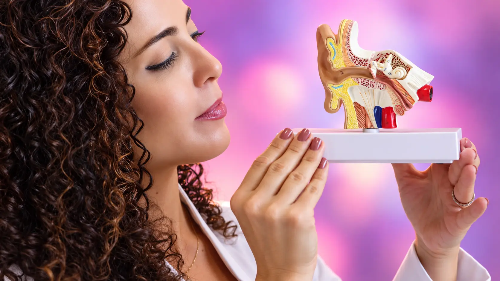 Médica otorrinolaringologista explicando o que é o neurinoma vestibular, schwannoma do acústico, sintomas e opções de tratamento