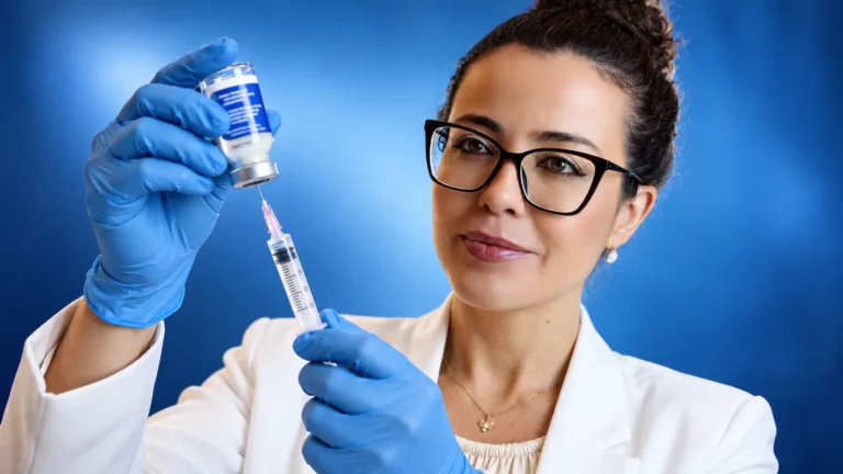 Dra. Larissa Vilela prepara medicação injetável enquanto explica o uso de antibióticos na sinusite
