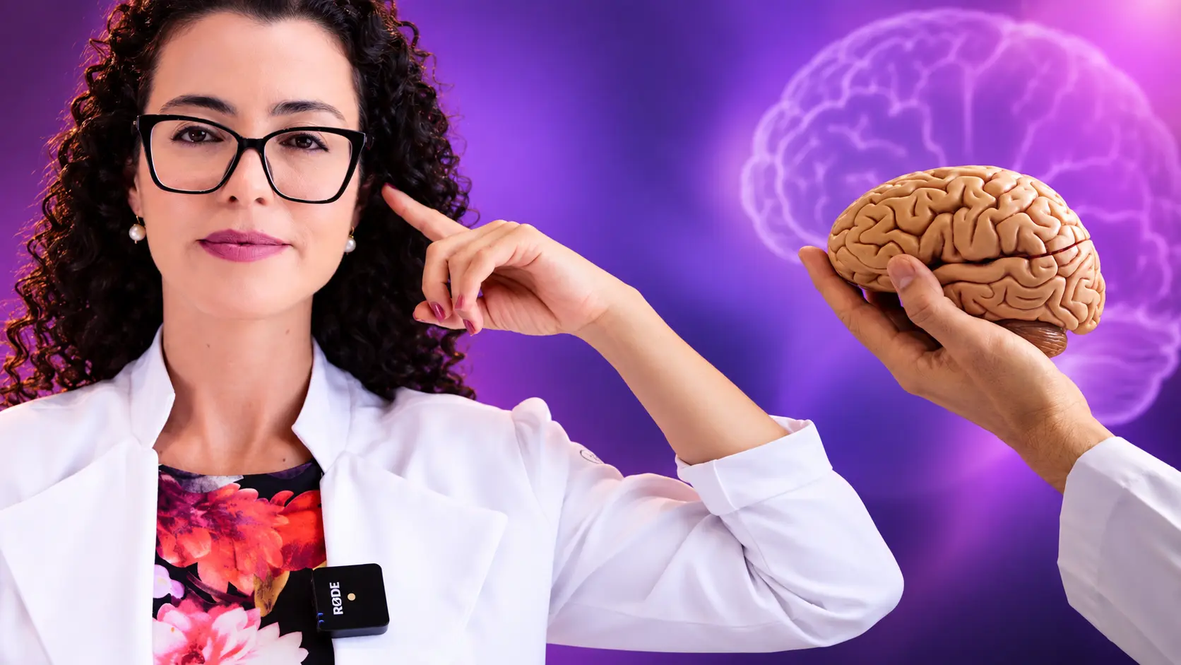 Médica otorrinolaringologista explicando a relação entre perda auditiva, atrofia cortical e risco de demência
