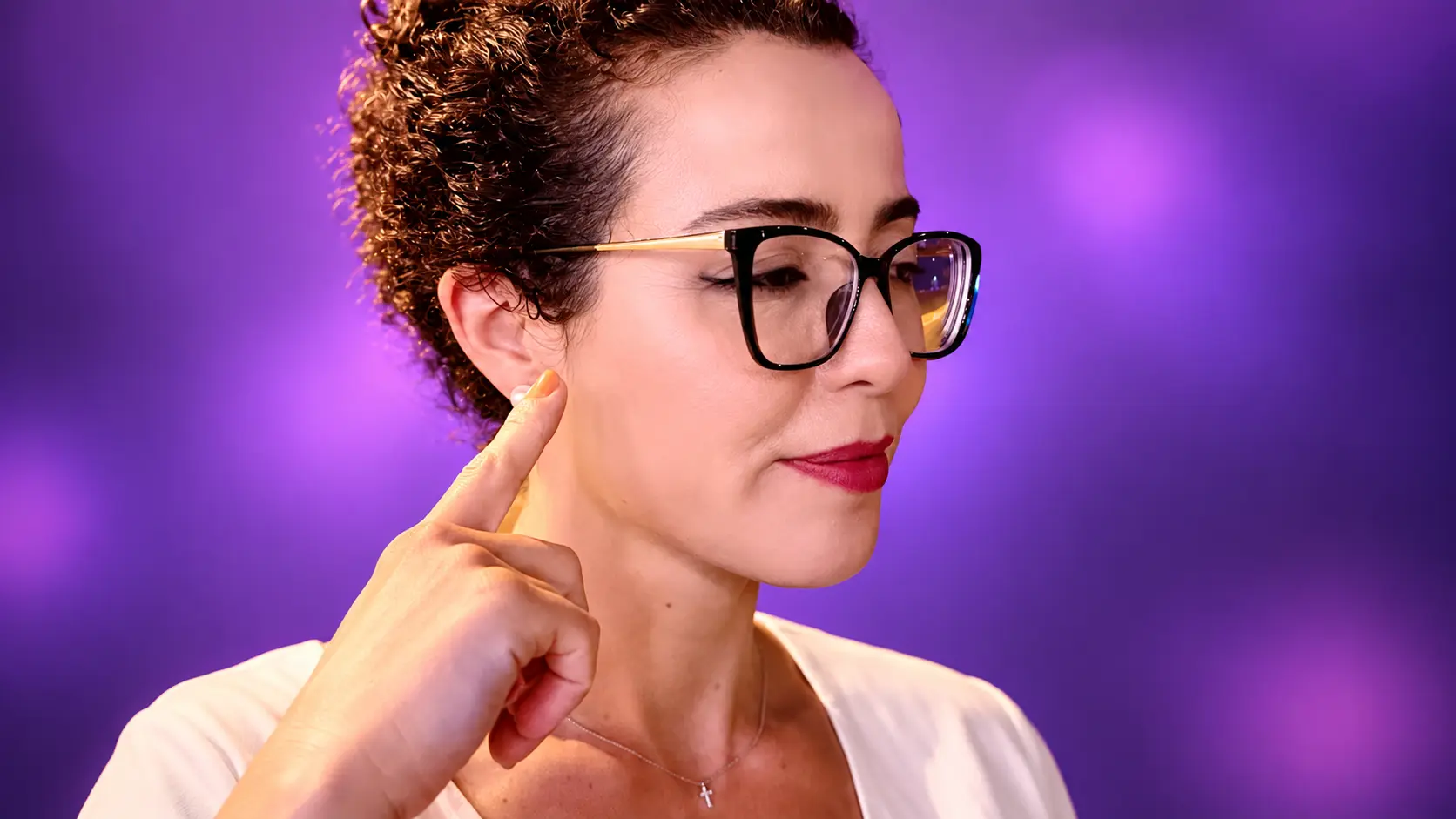 Médica otorrinolaringologista explicando os critérios da lei para laudo de deficiência auditiva de longo prazo