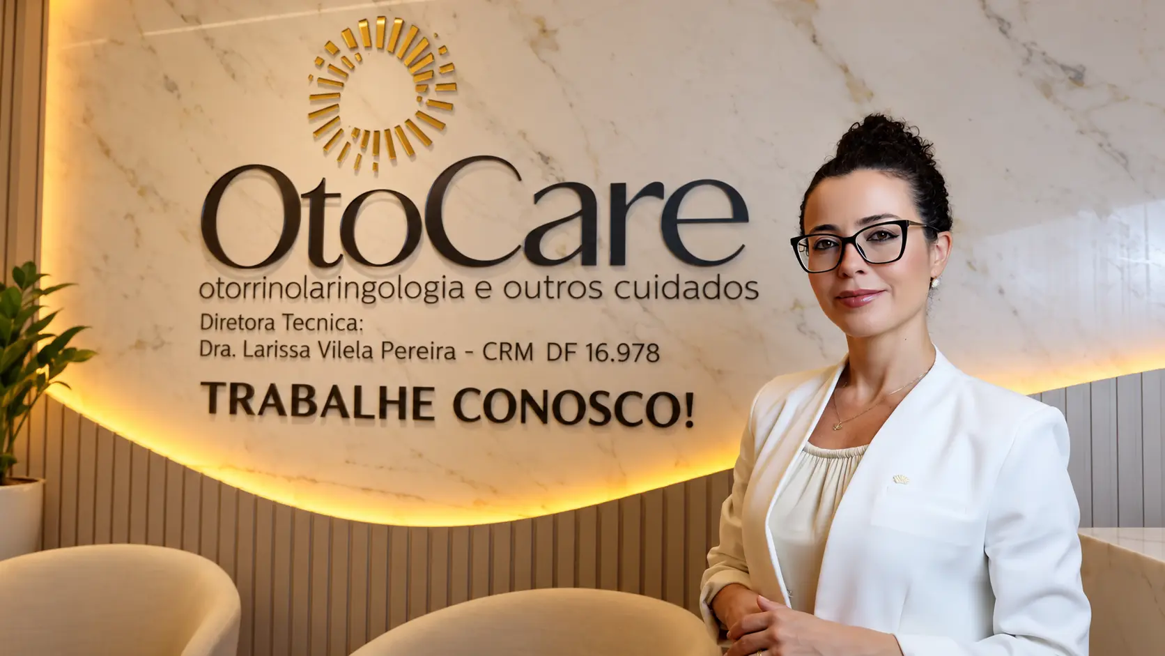 Dra. Larissa Vilela na recepção da Clínica OtoCare, em frente ao painel com o logotipo e a frase Trabalhe conosco